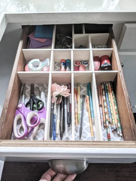 https://www.lovelyetc.com/wp-content/uploads/2021/01/junk-drawer-with-diy-drawer-dividers-2-450x600.webp