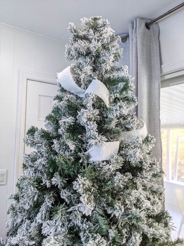 How to Decorate a Christmas Tree: 10 Tips for a Beautiful Tree