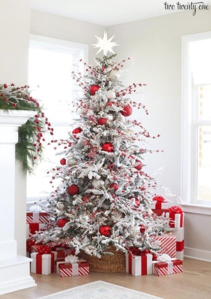 23 Fabulous Flocked Christmas Tree Decorating Ideas