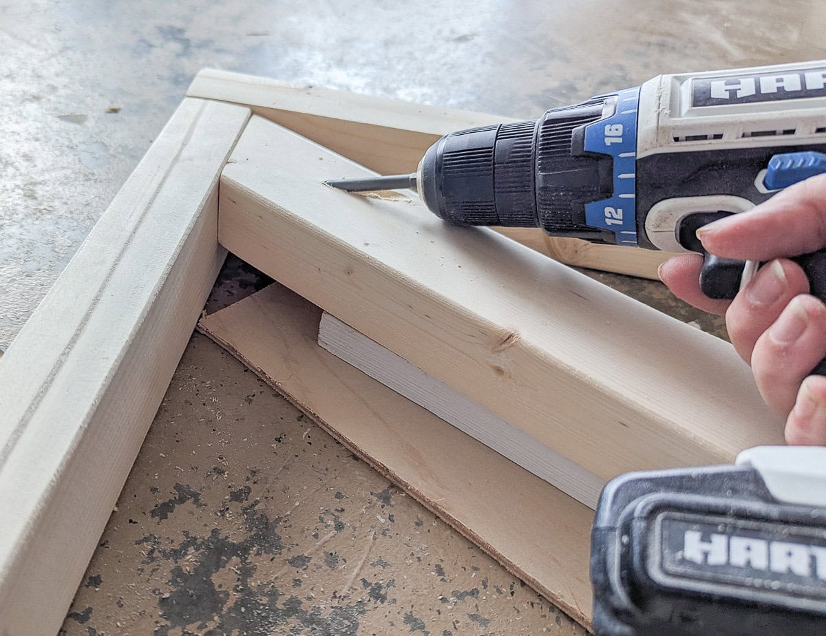 assembling x in diy outdoor chair side.